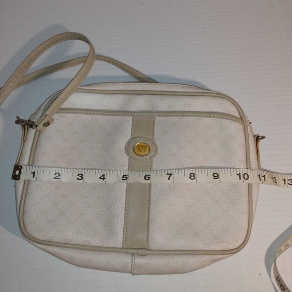 Desiree: Tan cross body bag spacious inner compartment and zipper closure. - Picture 4 of 6